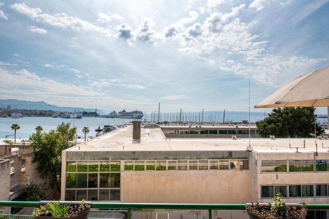 Airy Seafront 1920S Apartment Split Exterior photo