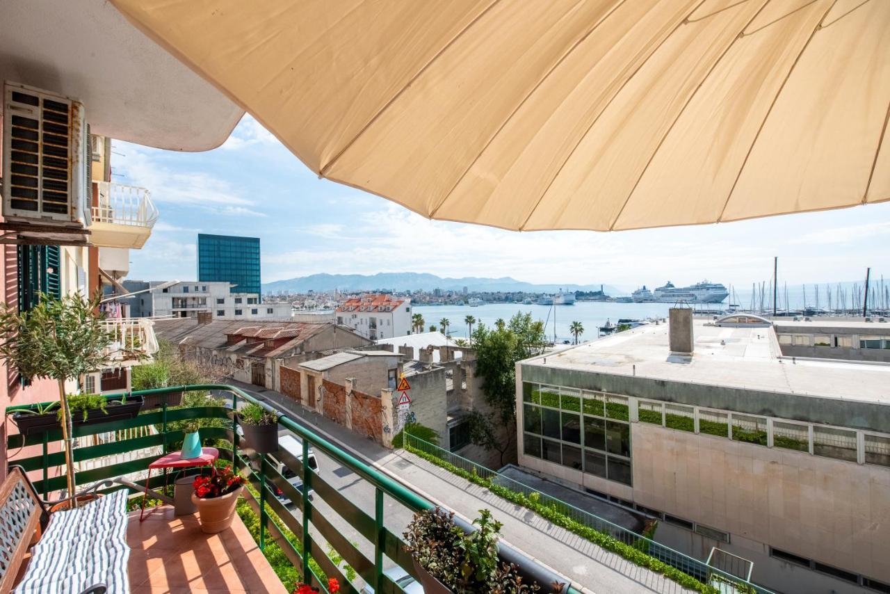 Airy Seafront 1920S Apartment Split Exterior photo