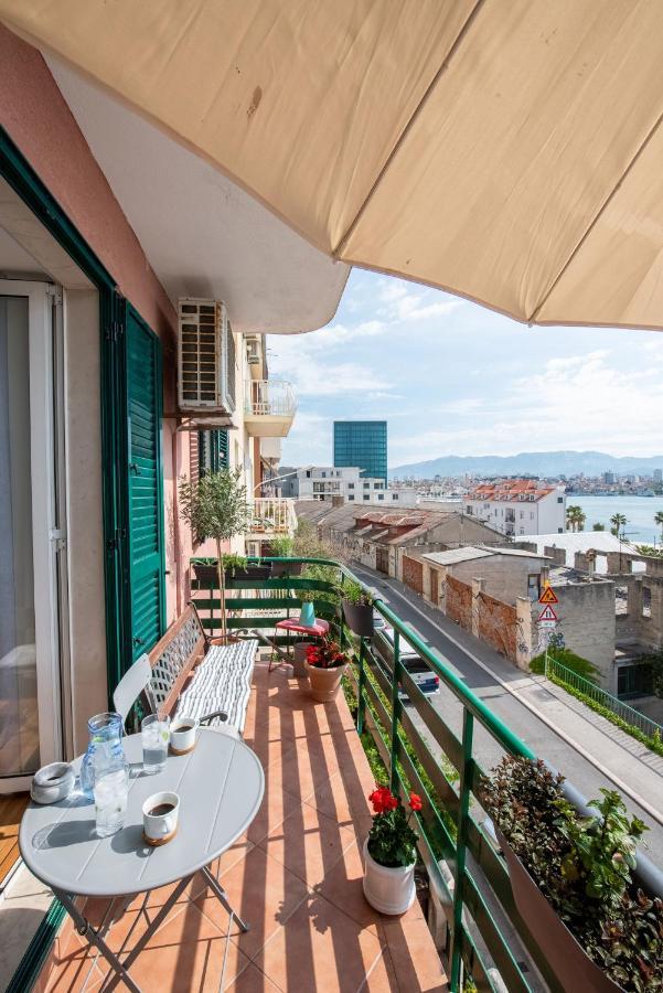 Airy Seafront 1920S Apartment Split Exterior photo