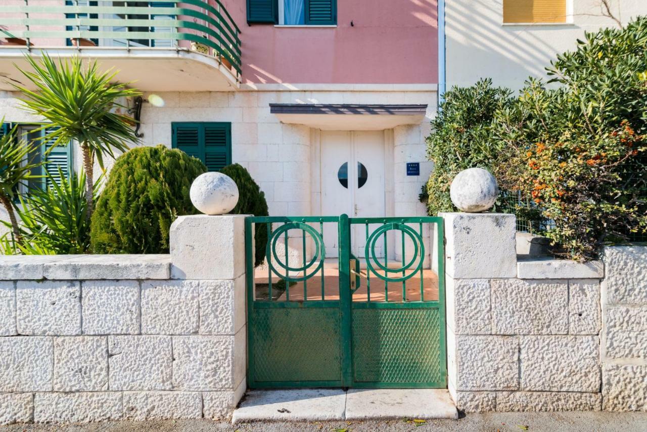 Airy Seafront 1920S Apartment Split Exterior photo